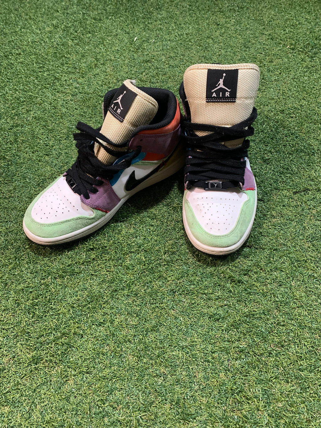 Mid Jordan 1’s